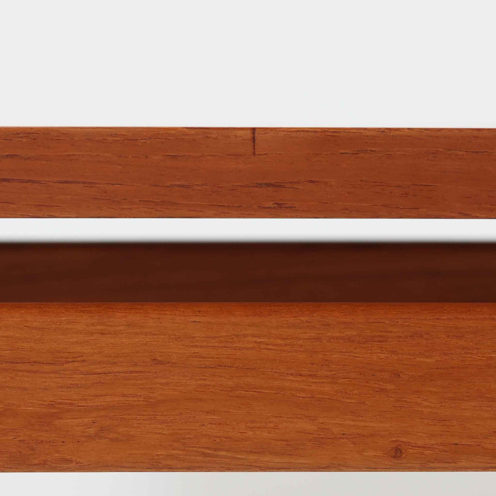 Grete Jalk（グレーテ・ヤルク）によるデザイン、France &amp; Son社製のセンターテーブル Model 622/54です。繊細なテーパードレッグに天板と幕板の隙間を持たせた軽やかな構造が美しく、真鍮パーツがアクセントとして上質な存在感を添えています。幅150cmのゆったりとしたサイズはリビングでの使用に最適で、ソファ前のテーブルとしてはもちろん展示台としてもバランスよく馴染みます。北欧モダンを象徴する端正なラインとチーク材の豊かな木目が魅力で、ロゴプレートの仕様より1960年代半ば〜1969年頃に製造された個体と推測され、ミッドセンチュリー期を代表する名作ビンテージ家具です。