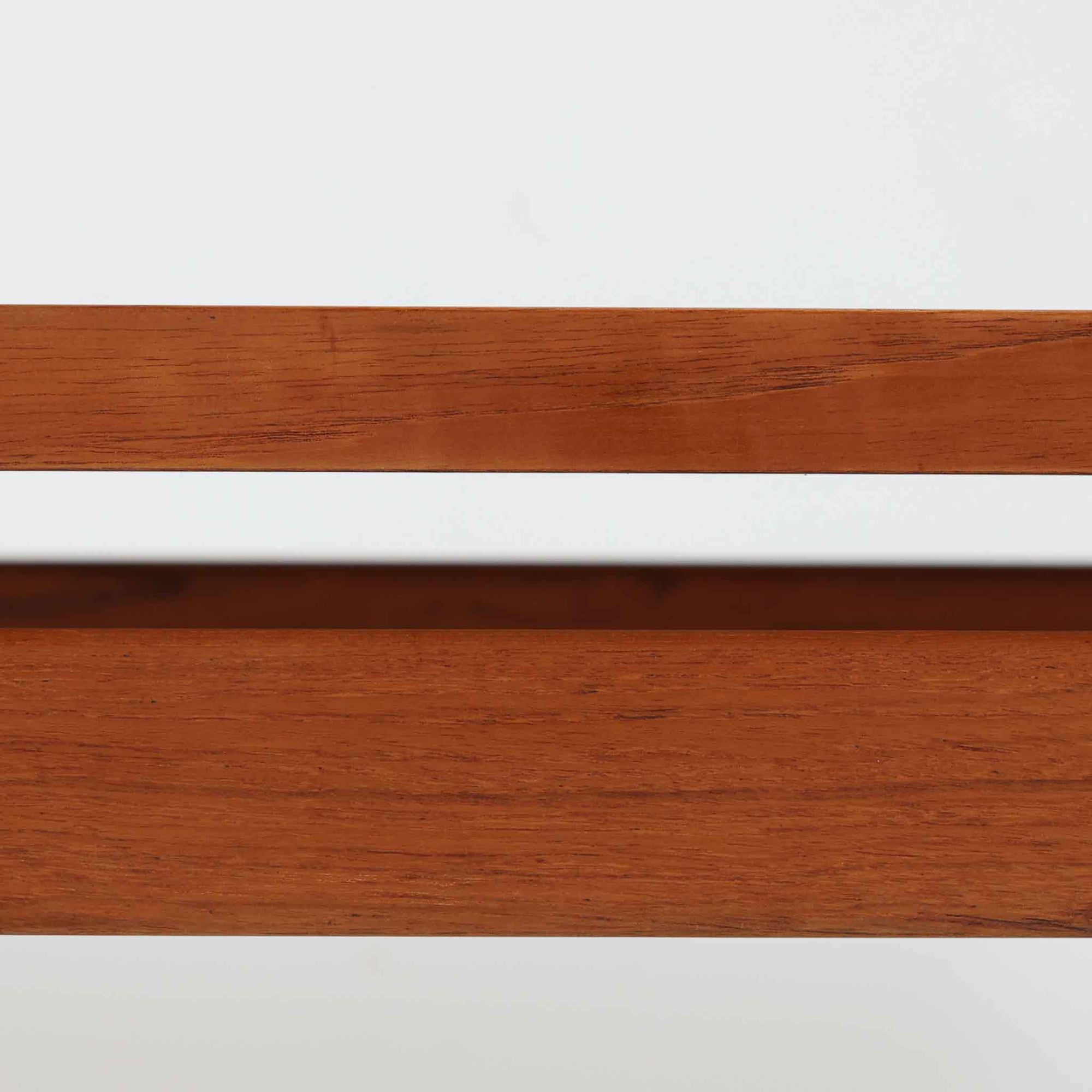 Grete Jalk（グレーテ・ヤルク）によるデザイン、France &amp; Son社製のセンターテーブル Model 622/54です。繊細なテーパードレッグに天板と幕板の隙間を持たせた軽やかな構造が美しく、真鍮パーツがアクセントとして上質な存在感を添えています。幅150cmのゆったりとしたサイズはリビングでの使用に最適で、ソファ前のテーブルとしてはもちろん展示台としてもバランスよく馴染みます。北欧モダンを象徴する端正なラインとチーク材の豊かな木目が魅力で、ロゴプレートの仕様より1960年代半ば〜1969年頃に製造された個体と推測され、ミッドセンチュリー期を代表する名作ビンテージ家具です。