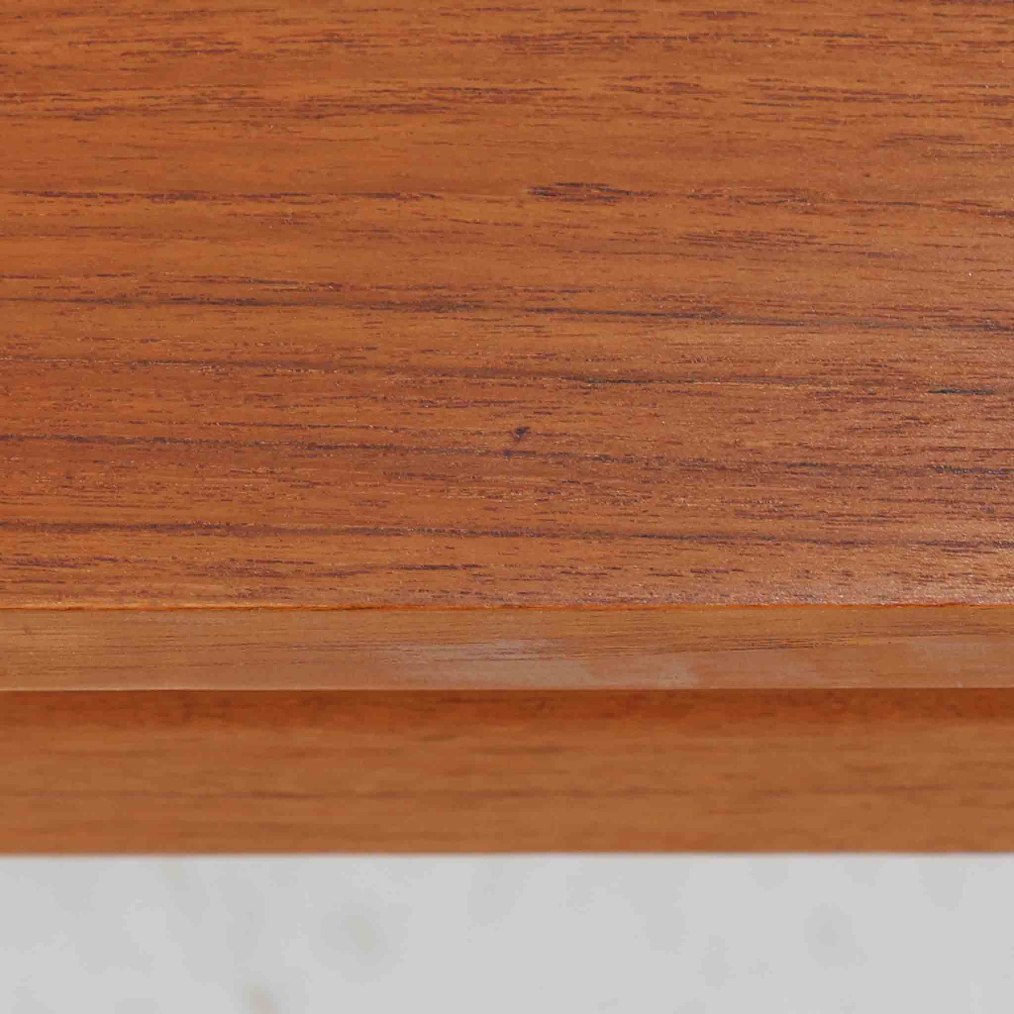 Grete Jalk（グレーテ・ヤルク）によるデザイン、France &amp; Son社製のセンターテーブル Model 622/54です。繊細なテーパードレッグに天板と幕板の隙間を持たせた軽やかな構造が美しく、真鍮パーツがアクセントとして上質な存在感を添えています。幅150cmのゆったりとしたサイズはリビングでの使用に最適で、ソファ前のテーブルとしてはもちろん展示台としてもバランスよく馴染みます。北欧モダンを象徴する端正なラインとチーク材の豊かな木目が魅力で、ロゴプレートの仕様より1960年代半ば〜1969年頃に製造された個体と推測され、ミッドセンチュリー期を代表する名作ビンテージ家具です。