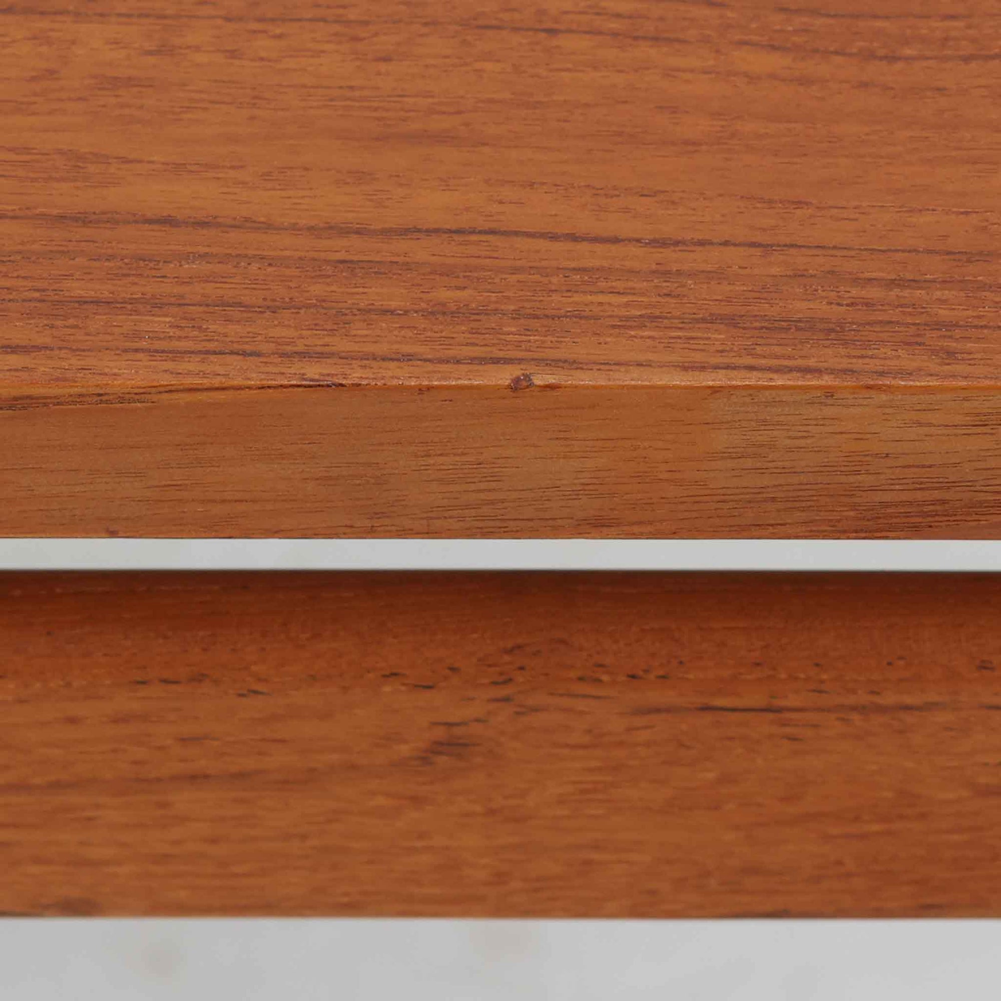 Grete Jalk（グレーテ・ヤルク）によるデザイン、France &amp; Son社製のセンターテーブル Model 622/54です。繊細なテーパードレッグに天板と幕板の隙間を持たせた軽やかな構造が美しく、真鍮パーツがアクセントとして上質な存在感を添えています。幅150cmのゆったりとしたサイズはリビングでの使用に最適で、ソファ前のテーブルとしてはもちろん展示台としてもバランスよく馴染みます。北欧モダンを象徴する端正なラインとチーク材の豊かな木目が魅力で、ロゴプレートの仕様より1960年代半ば〜1969年頃に製造された個体と推測され、ミッドセンチュリー期を代表する名作ビンテージ家具です。