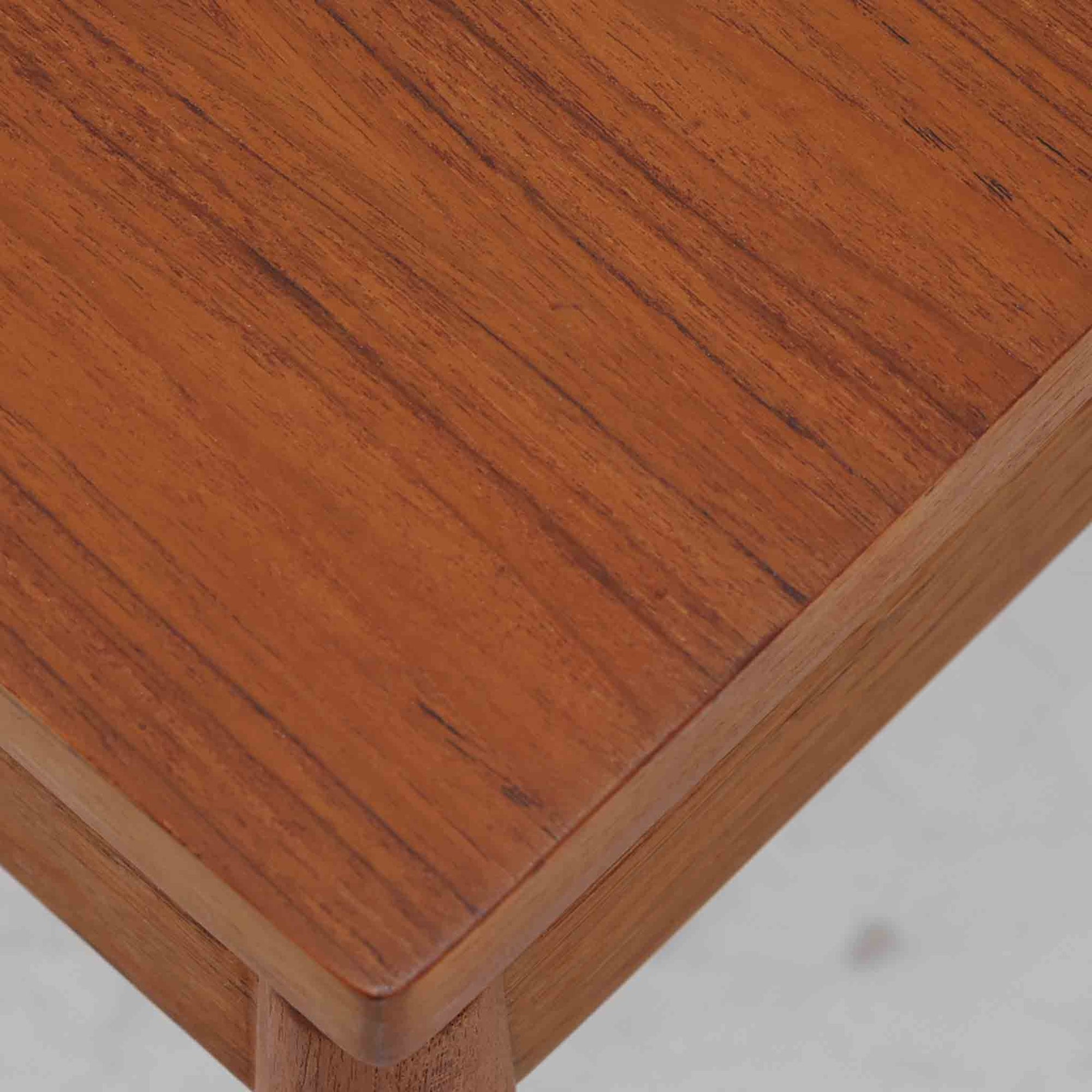 Grete Jalk（グレーテ・ヤルク）によるデザイン、France &amp; Son社製のセンターテーブル Model 622/54です。繊細なテーパードレッグに天板と幕板の隙間を持たせた軽やかな構造が美しく、真鍮パーツがアクセントとして上質な存在感を添えています。幅150cmのゆったりとしたサイズはリビングでの使用に最適で、ソファ前のテーブルとしてはもちろん展示台としてもバランスよく馴染みます。北欧モダンを象徴する端正なラインとチーク材の豊かな木目が魅力で、ロゴプレートの仕様より1960年代半ば〜1969年頃に製造された個体と推測され、ミッドセンチュリー期を代表する名作ビンテージ家具です。