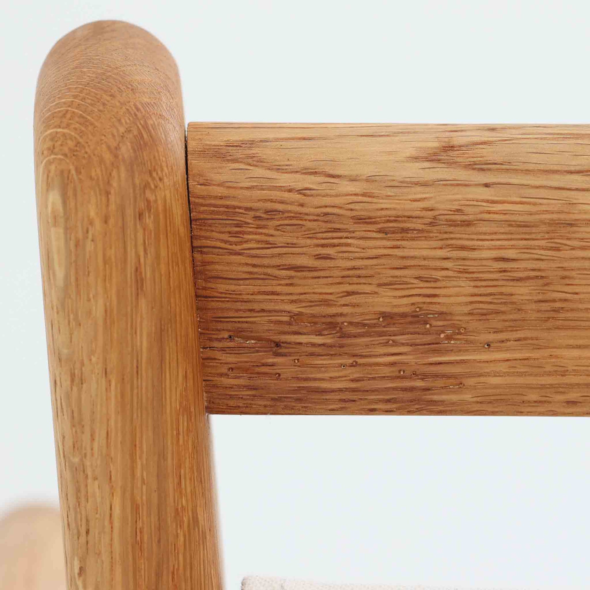 Hans J. Wegnerがデザインし、AP Stolenが製作したAP15ハイバックシングルソファです。オーク材の滑らかな木肌を活かしたフレームに、包み込むような背とヘッドレストを備えた優美なフォルムが印象的。彫刻的なアーム形状や前後に傾斜した脚部など、随所にウェグナーらしい造形美が感じられます。ホワイト系の色味が空間を明るく上品な印象に整えます。ゆったりと身体を預けられる快適な座り心地と、経年で深みを増した木部の風合いが格調ある雰囲気をもたらす北欧ビンテージの名品です。