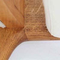 Hans J. Wegnerがデザインし、AP Stolenが製作したAP15ハイバックシングルソファです。オーク材の滑らかな木肌を活かしたフレームに、包み込むような背とヘッドレストを備えた優美なフォルムが印象的。彫刻的なアーム形状や前後に傾斜した脚部など、随所にウェグナーらしい造形美が感じられます。ホワイト系の色味が空間を明るく上品な印象に整えます。ゆったりと身体を預けられる快適な座り心地と、経年で深みを増した木部の風合いが格調ある雰囲気をもたらす北欧ビンテージの名品です。