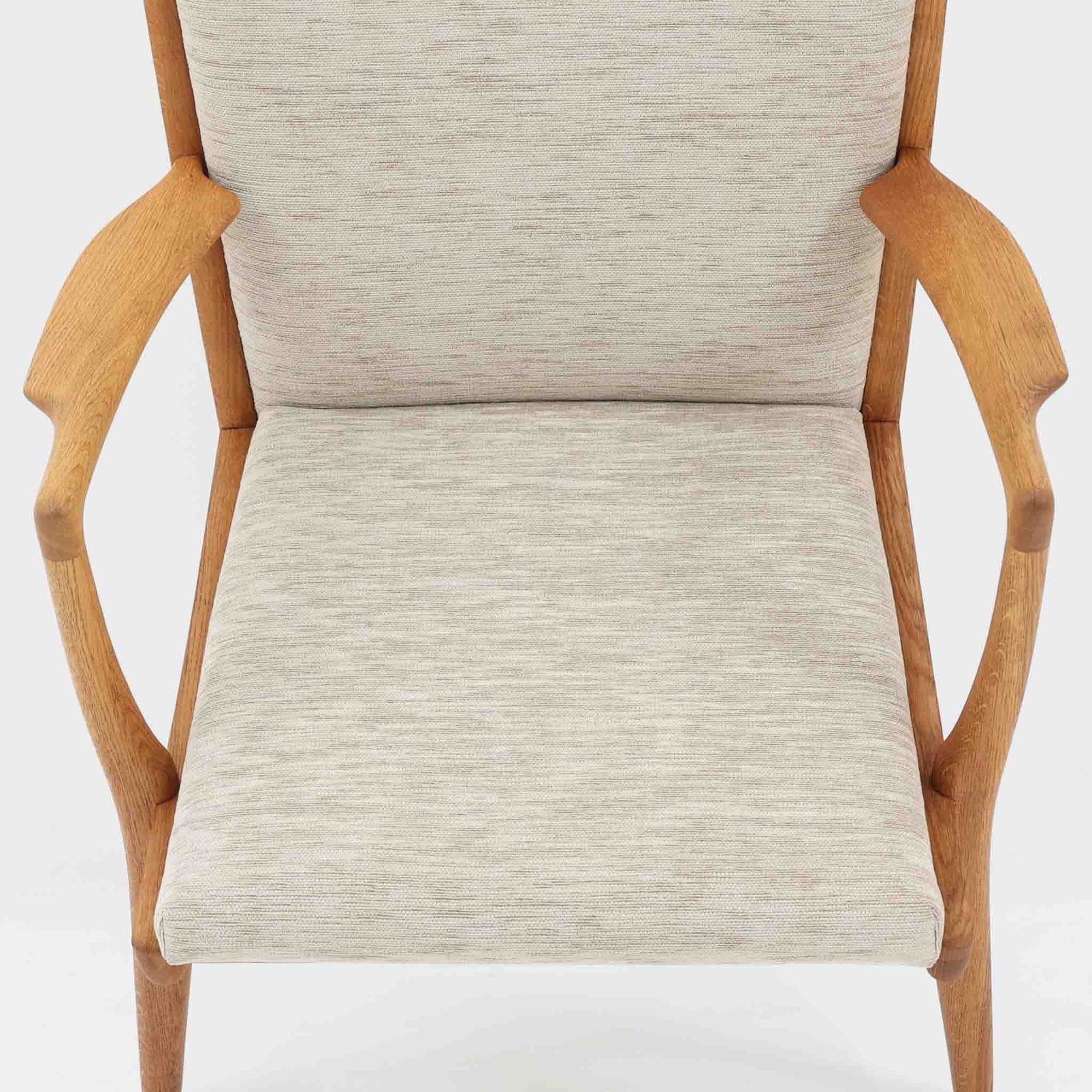 Hans J. Wegnerがデザインし、AP Stolenが製作したAP15ハイバックシングルソファです。オーク材の滑らかな木肌を活かしたフレームに、包み込むような背とヘッドレストを備えた優美なフォルムが印象的。彫刻的なアーム形状や前後に傾斜した脚部など、随所にウェグナーらしい造形美が感じられます。ホワイト系の色味が空間を明るく上品な印象に整えます。ゆったりと身体を預けられる快適な座り心地と、経年で深みを増した木部の風合いが格調ある雰囲気をもたらす北欧ビンテージの名品です。