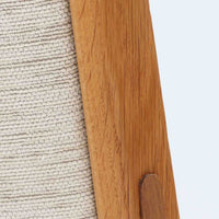 Hans J. Wegnerがデザインし、AP Stolenが製作したAP15ハイバックシングルソファです。オーク材の滑らかな木肌を活かしたフレームに、包み込むような背とヘッドレストを備えた優美なフォルムが印象的。彫刻的なアーム形状や前後に傾斜した脚部など、随所にウェグナーらしい造形美が感じられます。ホワイト系の色味が空間を明るく上品な印象に整えます。ゆったりと身体を預けられる快適な座り心地と、経年で深みを増した木部の風合いが格調ある雰囲気をもたらす北欧ビンテージの名品です。