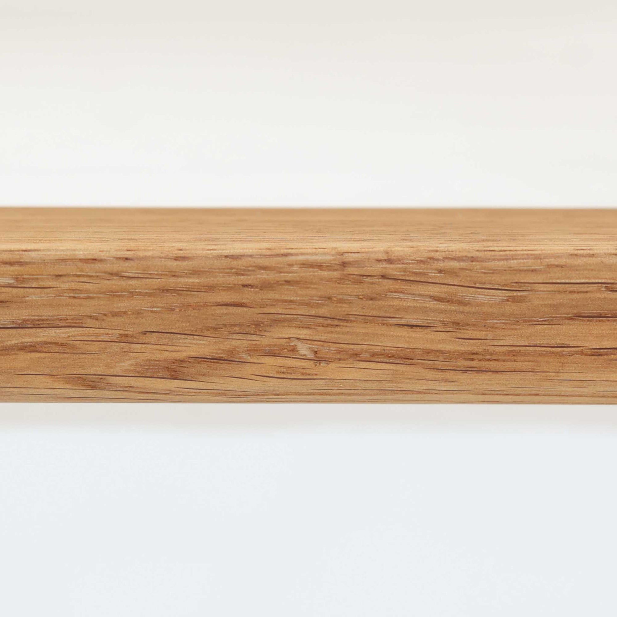 Hans J. Wegnerがデザインし、AP Stolenが製作したAP15ハイバックシングルソファです。オーク材の滑らかな木肌を活かしたフレームに、包み込むような背とヘッドレストを備えた優美なフォルムが印象的。彫刻的なアーム形状や前後に傾斜した脚部など、随所にウェグナーらしい造形美が感じられます。ホワイト系の色味が空間を明るく上品な印象に整えます。ゆったりと身体を預けられる快適な座り心地と、経年で深みを増した木部の風合いが格調ある雰囲気をもたらす北欧ビンテージの名品です。