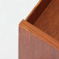 デンマーク製のサイドチェストです。チーク材ならではの温かみある木目と落ち着いた色合いが美しく、側板を立ち上げた天板形状がさりげないデザインアクセントになっています。引き出しには手掛けとして一体成形された取っ手があしらわれ、滑らかな開閉とすっきりとした正面意匠を両立しています。幅52cmの扱いやすいサイズ感で、ベッドサイドやソファ脇、玄関先などにも取り入れやすく、下段の棚板は本や小物の収納にも便利です。経年変化によって深みを増したチークの表情が、ビンテージならではの落ち着いた存在感を空間にもたらします。