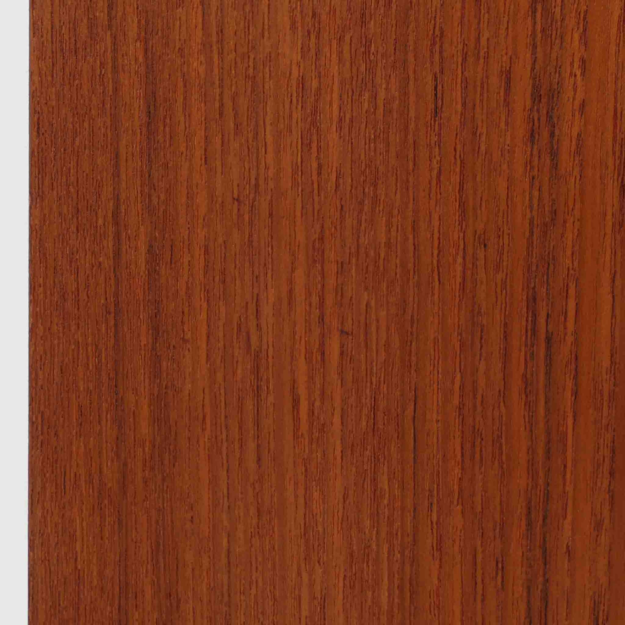 デンマーク製のサイドチェストで、温かみのあるチーク材を用いた北欧ビンテージらしい佇まいが魅力です。上段のオープンスペースは読みかけの本や小物の収納に便利で、下段の引き出しにはアイコン的な丸型取手があしらわれ、シンプルな中にも愛嬌のあるアクセントを添えています。細く伸びたテーパードレッグが軽やかな印象を与え、ベッドサイドやソファ横のサイドテーブルとしても活躍。経年変化による深い色艶が空間に上質な雰囲気をもたらすビンテージ家具です。