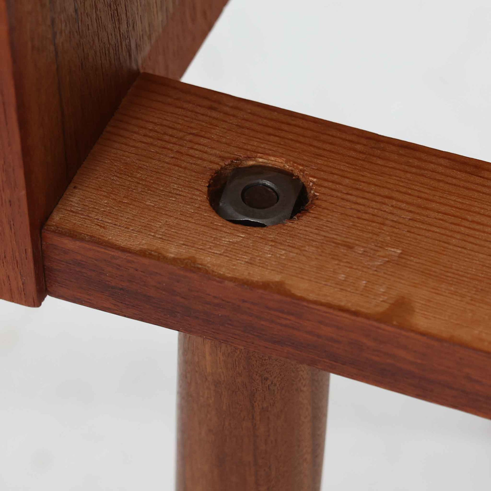 デンマーク製のサイドチェストで、温かみのあるチーク材を用いた北欧ビンテージらしい佇まいが魅力です。上段のオープンスペースは読みかけの本や小物の収納に便利で、下段の引き出しにはアイコン的な丸型取手があしらわれ、シンプルな中にも愛嬌のあるアクセントを添えています。細く伸びたテーパードレッグが軽やかな印象を与え、ベッドサイドやソファ横のサイドテーブルとしても活躍。経年変化による深い色艶が空間に上質な雰囲気をもたらすビンテージ家具です。