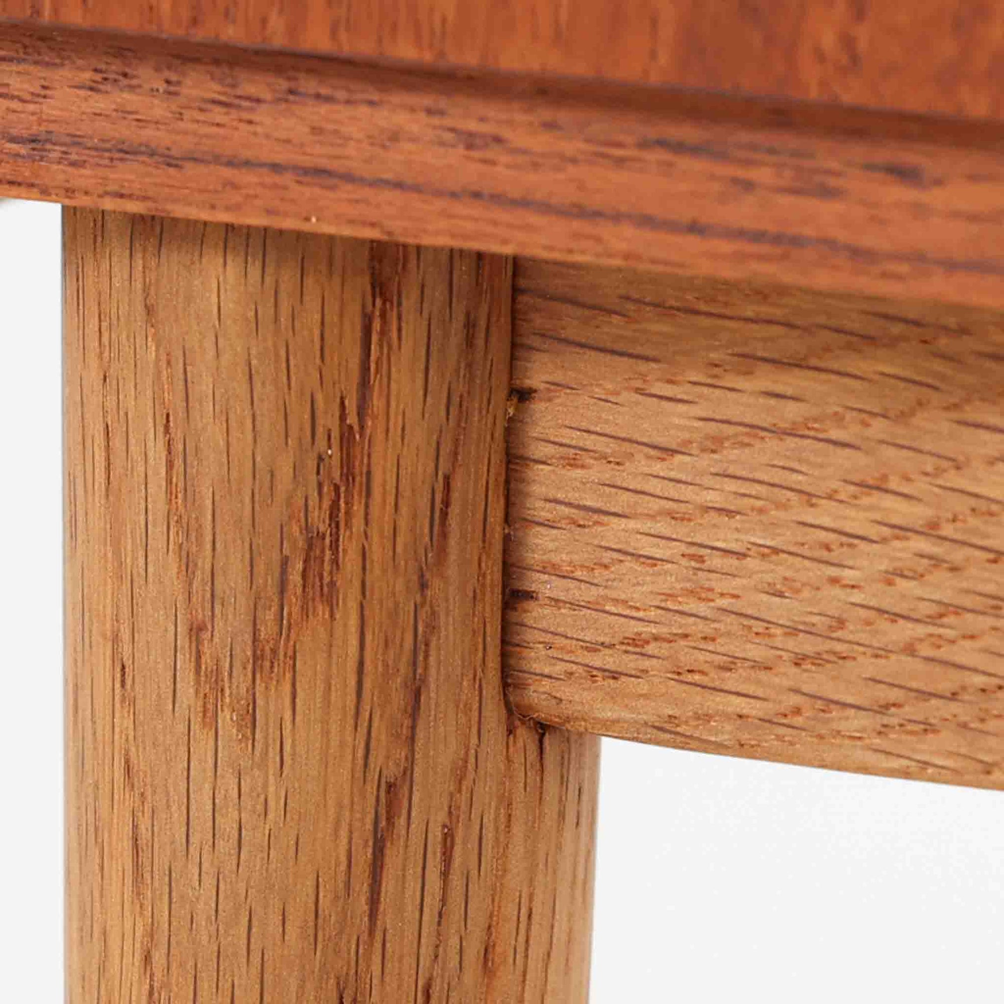 チーク材とオーク材を組み合わせた4段チェストです。前板には美しい木目を持つチーク材、脚部には明るく堅牢なオーク材が用いられ、素材のコントラストが北欧らしい洗練された印象を与えます。緩やかな曲線を描く取手や、すっきりとしたプロポーションが全体を端正にまとめ、コンパクトな幅59cmながら十分な収納力を備えています。リビングや寝室、書斎などさまざまな空間に取り入れやすく、ビンテージならではの風合いと実用性を兼ね備えた一台です。