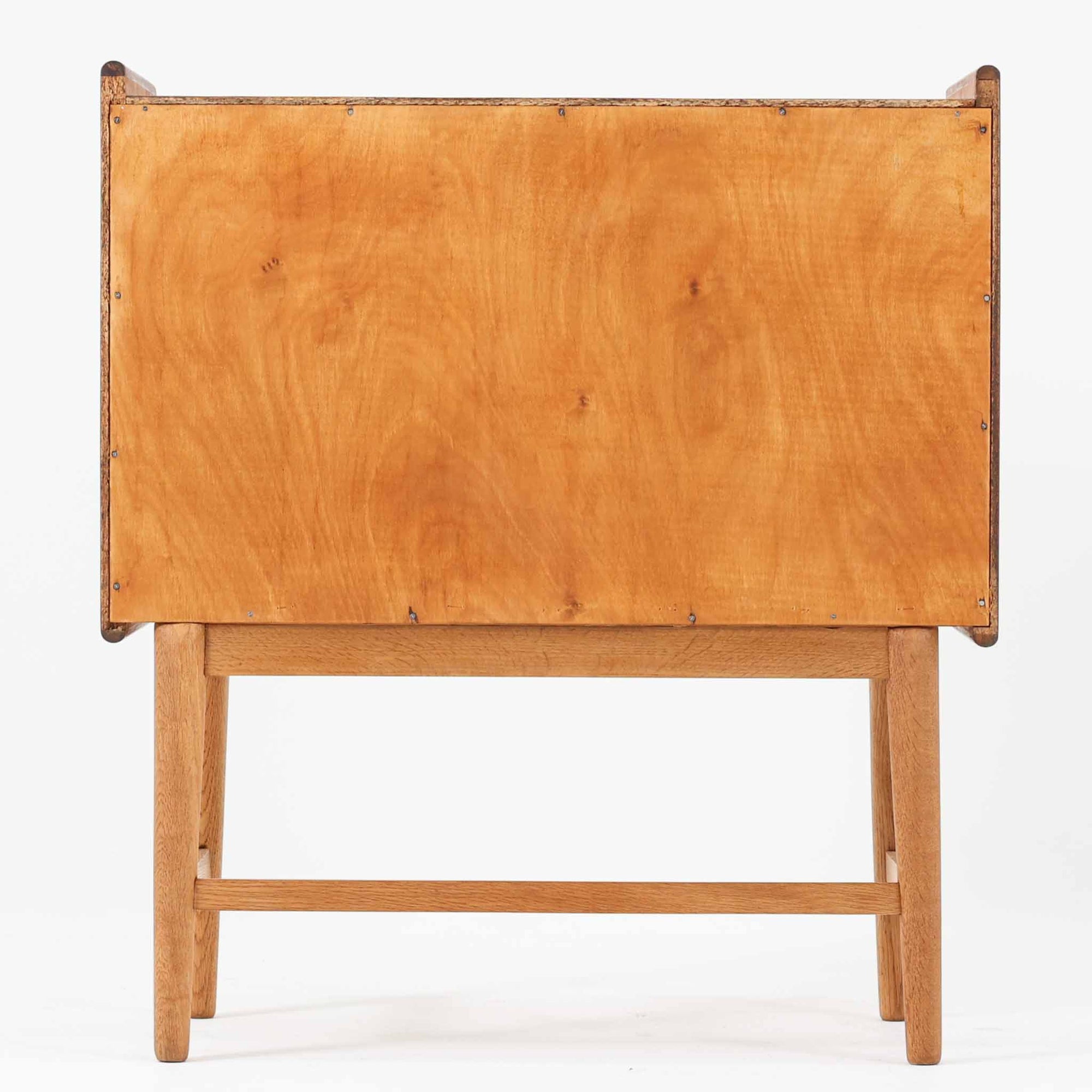 チーク材とオーク材を組み合わせた4段チェストです。前板には美しい木目を持つチーク材、脚部には明るく堅牢なオーク材が用いられ、素材のコントラストが北欧らしい洗練された印象を与えます。緩やかな曲線を描く取手や、すっきりとしたプロポーションが全体を端正にまとめ、コンパクトな幅59cmながら十分な収納力を備えています。リビングや寝室、書斎などさまざまな空間に取り入れやすく、ビンテージならではの風合いと実用性を兼ね備えた一台です。