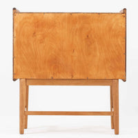 チーク材とオーク材を組み合わせた4段チェストです。前板には美しい木目を持つチーク材、脚部には明るく堅牢なオーク材が用いられ、素材のコントラストが北欧らしい洗練された印象を与えます。緩やかな曲線を描く取手や、すっきりとしたプロポーションが全体を端正にまとめ、コンパクトな幅59cmながら十分な収納力を備えています。リビングや寝室、書斎などさまざまな空間に取り入れやすく、ビンテージならではの風合いと実用性を兼ね備えた一台です。