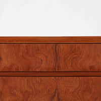 チーク材とオーク材を組み合わせた4段チェストです。前板には美しい木目を持つチーク材、脚部には明るく堅牢なオーク材が用いられ、素材のコントラストが北欧らしい洗練された印象を与えます。緩やかな曲線を描く取手や、すっきりとしたプロポーションが全体を端正にまとめ、コンパクトな幅59cmながら十分な収納力を備えています。リビングや寝室、書斎などさまざまな空間に取り入れやすく、ビンテージならではの風合いと実用性を兼ね備えた一台です。