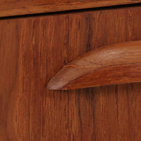 チーク材とオーク材を組み合わせた4段チェストです。前板には美しい木目を持つチーク材、脚部には明るく堅牢なオーク材が用いられ、素材のコントラストが北欧らしい洗練された印象を与えます。緩やかな曲線を描く取手や、すっきりとしたプロポーションが全体を端正にまとめ、コンパクトな幅59cmながら十分な収納力を備えています。リビングや寝室、書斎などさまざまな空間に取り入れやすく、ビンテージならではの風合いと実用性を兼ね備えた一台です。