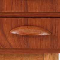 チーク材とオーク材を組み合わせた4段チェストです。前板には美しい木目を持つチーク材、脚部には明るく堅牢なオーク材が用いられ、素材のコントラストが北欧らしい洗練された印象を与えます。緩やかな曲線を描く取手や、すっきりとしたプロポーションが全体を端正にまとめ、コンパクトな幅59cmながら十分な収納力を備えています。リビングや寝室、書斎などさまざまな空間に取り入れやすく、ビンテージならではの風合いと実用性を兼ね備えた一台です。