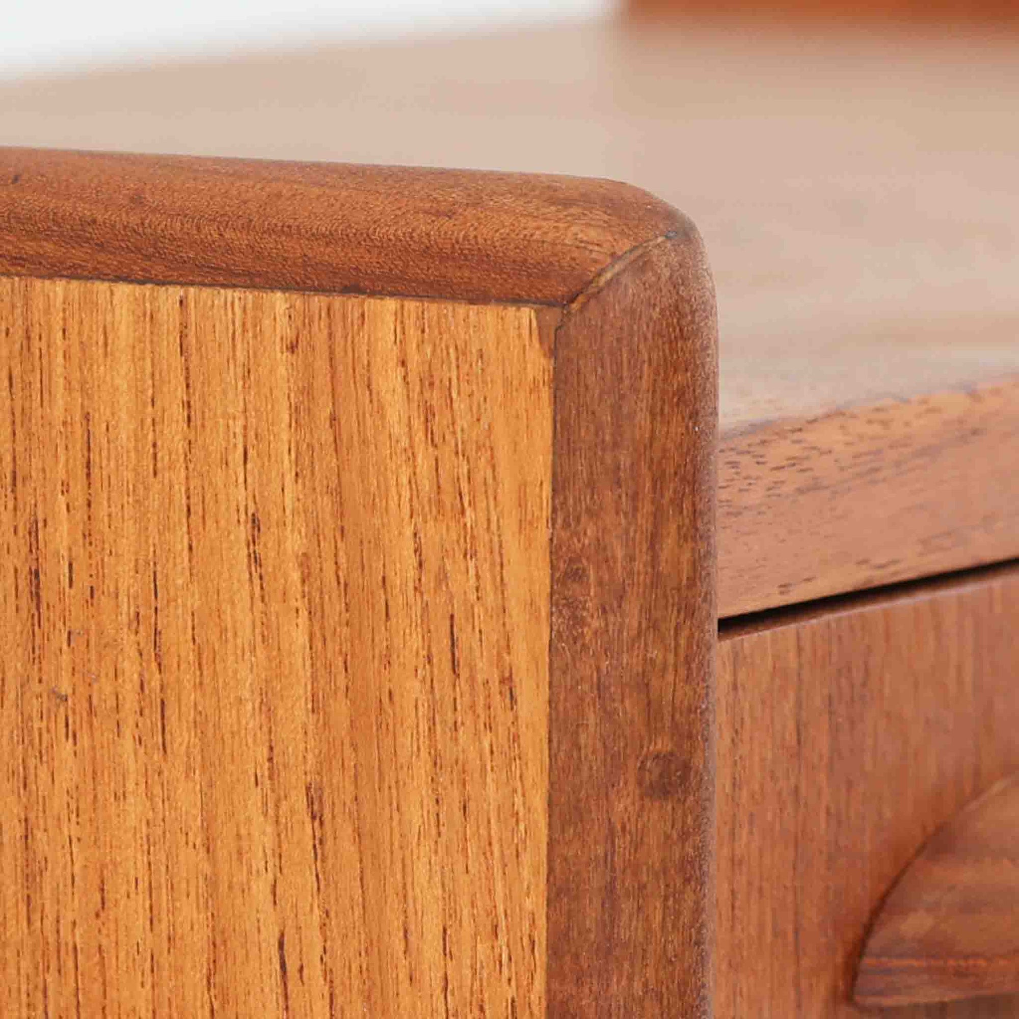 チーク材とオーク材を組み合わせた4段チェストです。前板には美しい木目を持つチーク材、脚部には明るく堅牢なオーク材が用いられ、素材のコントラストが北欧らしい洗練された印象を与えます。緩やかな曲線を描く取手や、すっきりとしたプロポーションが全体を端正にまとめ、コンパクトな幅59cmながら十分な収納力を備えています。リビングや寝室、書斎などさまざまな空間に取り入れやすく、ビンテージならではの風合いと実用性を兼ね備えた一台です。