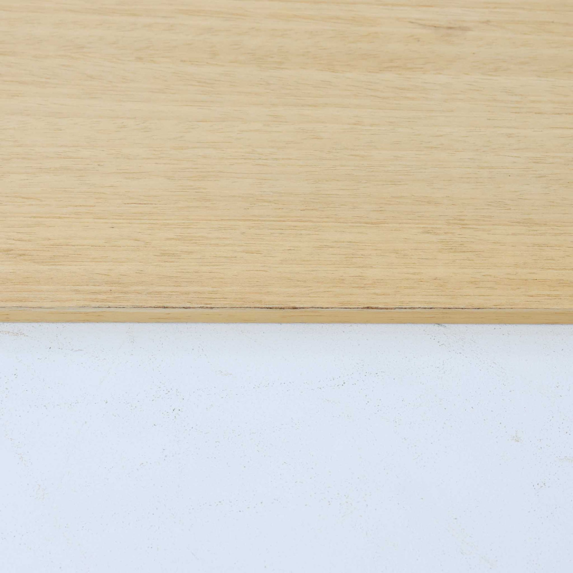 Johannes Andersenがデザインし、C.F.C. Silkeborgが製作した幅200cmのサイドボードです。チーク材の豊かな木目を活かした滑らかな曲面フレームと、横へ流れるように開閉する蛇腹扉が印象的で、端正さの中に軽やかなリズムを生み出します。中央の4段引き出しと両側の収納スペースにより高い収納力を備え、内部の棚板は可動式で実用性も良好。すらりと伸びる脚部が全体に洗練された印象を与え、空間に北欧ビンテージならではの気品と存在感をもたらします。