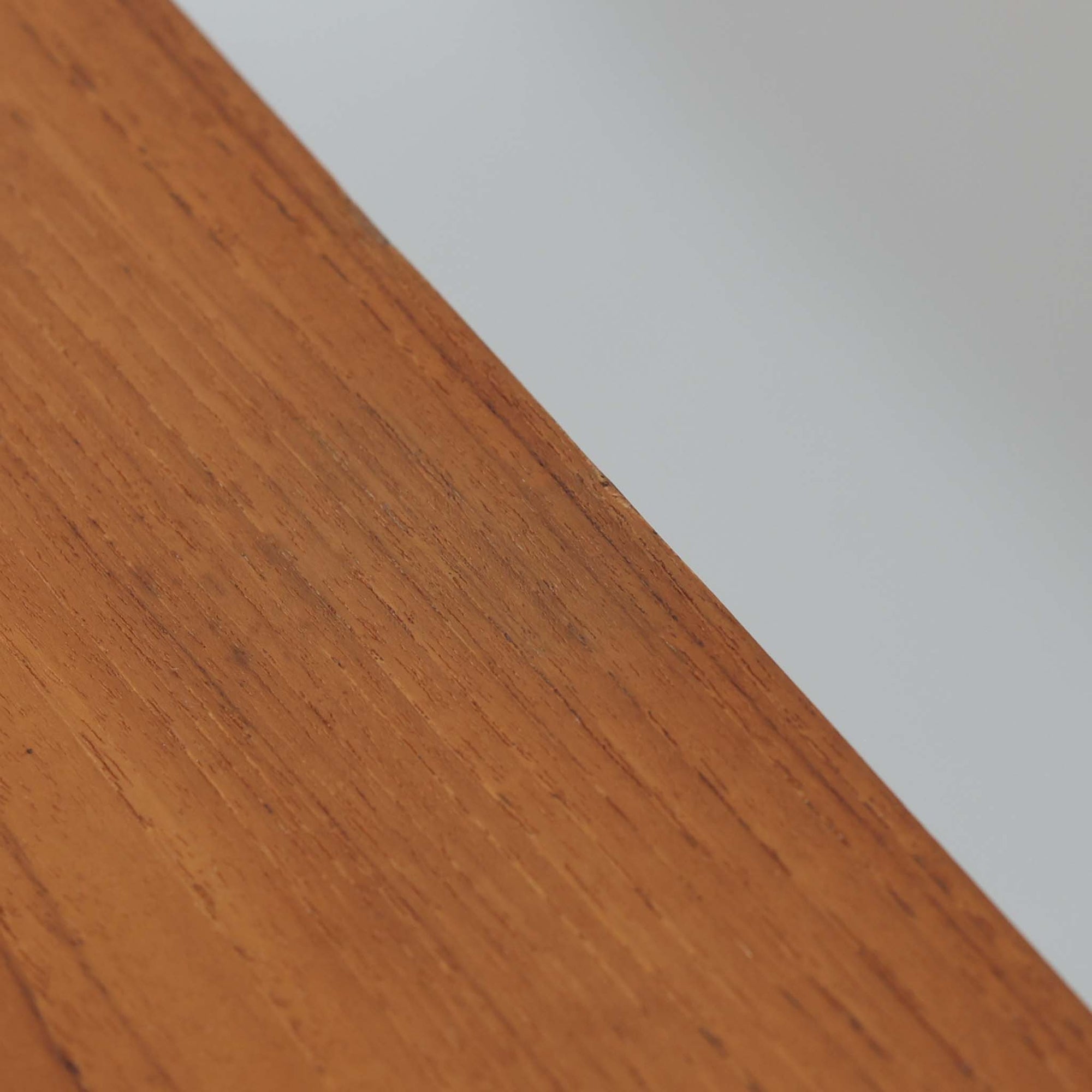 Johannes Andersenがデザインし、C.F.C. Silkeborgが製作した幅200cmのサイドボードです。チーク材の豊かな木目を活かした滑らかな曲面フレームと、横へ流れるように開閉する蛇腹扉が印象的で、端正さの中に軽やかなリズムを生み出します。中央の4段引き出しと両側の収納スペースにより高い収納力を備え、内部の棚板は可動式で実用性も良好。すらりと伸びる脚部が全体に洗練された印象を与え、空間に北欧ビンテージならではの気品と存在感をもたらします。