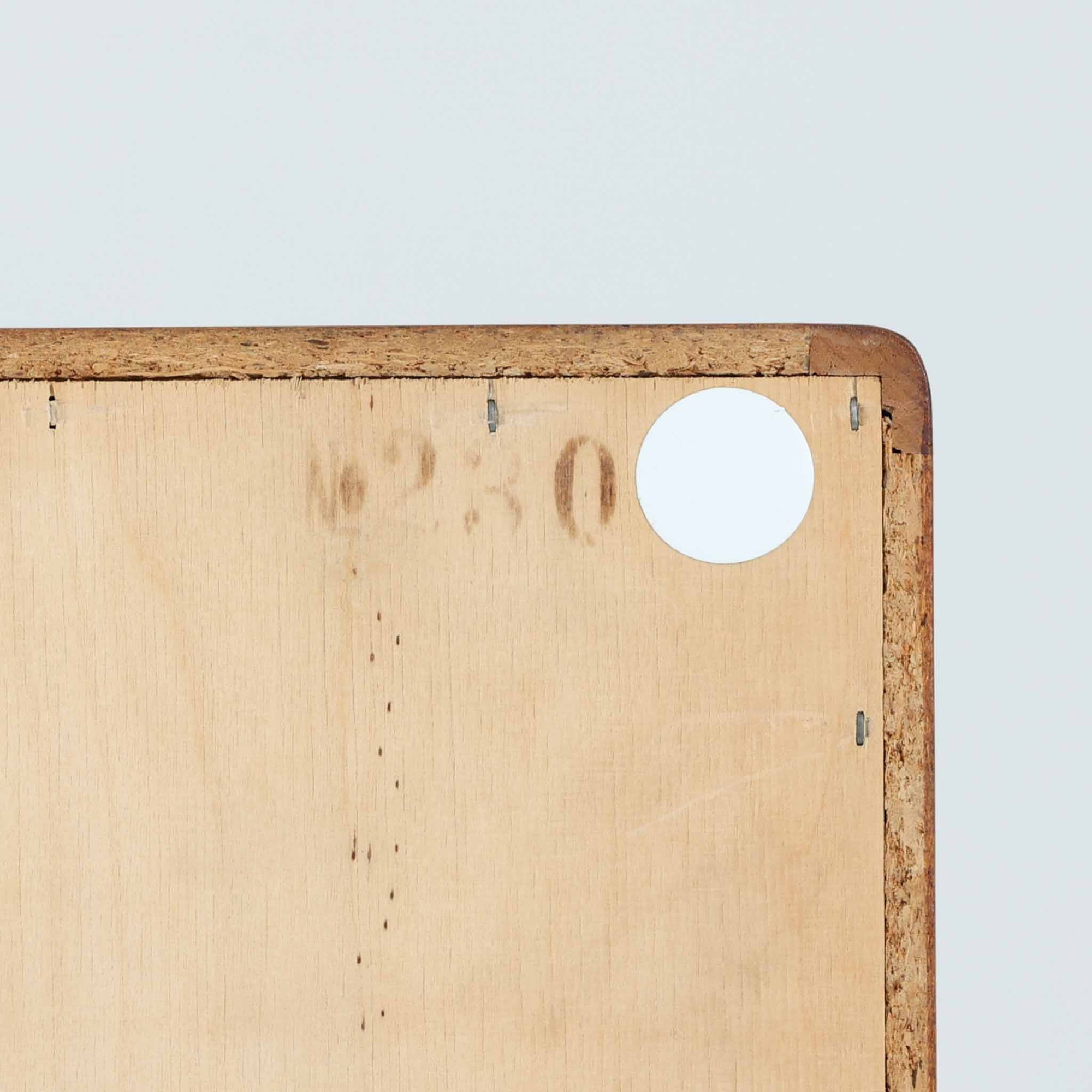 Johannes Andersenがデザインし、C.F.C. Silkeborgが製作した幅200cmのサイドボードです。チーク材の豊かな木目を活かした滑らかな曲面フレームと、横へ流れるように開閉する蛇腹扉が印象的で、端正さの中に軽やかなリズムを生み出します。中央の4段引き出しと両側の収納スペースにより高い収納力を備え、内部の棚板は可動式で実用性も良好。すらりと伸びる脚部が全体に洗練された印象を与え、空間に北欧ビンテージならではの気品と存在感をもたらします。