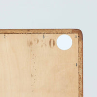 Johannes Andersenがデザインし、C.F.C. Silkeborgが製作した幅200cmのサイドボードです。チーク材の豊かな木目を活かした滑らかな曲面フレームと、横へ流れるように開閉する蛇腹扉が印象的で、端正さの中に軽やかなリズムを生み出します。中央の4段引き出しと両側の収納スペースにより高い収納力を備え、内部の棚板は可動式で実用性も良好。すらりと伸びる脚部が全体に洗練された印象を与え、空間に北欧ビンテージならではの気品と存在感をもたらします。