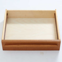 Johannes Andersenがデザインし、C.F.C. Silkeborgが製作した幅200cmのサイドボードです。チーク材の豊かな木目を活かした滑らかな曲面フレームと、横へ流れるように開閉する蛇腹扉が印象的で、端正さの中に軽やかなリズムを生み出します。中央の4段引き出しと両側の収納スペースにより高い収納力を備え、内部の棚板は可動式で実用性も良好。すらりと伸びる脚部が全体に洗練された印象を与え、空間に北欧ビンテージならではの気品と存在感をもたらします。