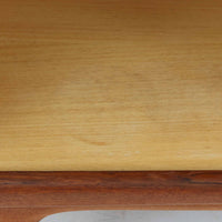 Johannes Andersenがデザインし、C.F.C. Silkeborgが製作した幅200cmのサイドボードです。チーク材の豊かな木目を活かした滑らかな曲面フレームと、横へ流れるように開閉する蛇腹扉が印象的で、端正さの中に軽やかなリズムを生み出します。中央の4段引き出しと両側の収納スペースにより高い収納力を備え、内部の棚板は可動式で実用性も良好。すらりと伸びる脚部が全体に洗練された印象を与え、空間に北欧ビンテージならではの気品と存在感をもたらします。