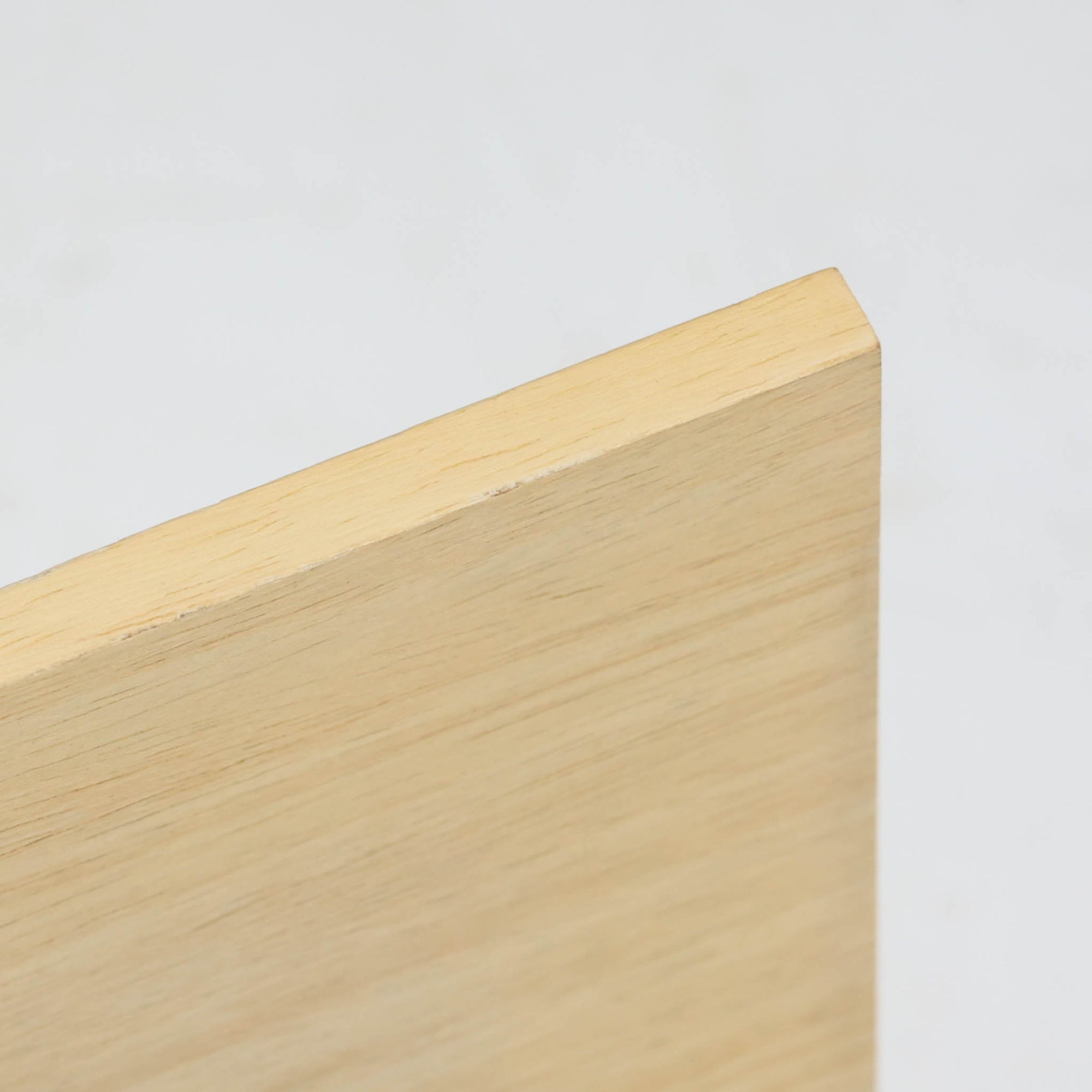 Johannes Andersenがデザインし、C.F.C. Silkeborgが製作した幅200cmのサイドボードです。チーク材の豊かな木目を活かした滑らかな曲面フレームと、横へ流れるように開閉する蛇腹扉が印象的で、端正さの中に軽やかなリズムを生み出します。中央の4段引き出しと両側の収納スペースにより高い収納力を備え、内部の棚板は可動式で実用性も良好。すらりと伸びる脚部が全体に洗練された印象を与え、空間に北欧ビンテージならではの気品と存在感をもたらします。