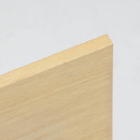 Johannes Andersenがデザインし、C.F.C. Silkeborgが製作した幅200cmのサイドボードです。チーク材の豊かな木目を活かした滑らかな曲面フレームと、横へ流れるように開閉する蛇腹扉が印象的で、端正さの中に軽やかなリズムを生み出します。中央の4段引き出しと両側の収納スペースにより高い収納力を備え、内部の棚板は可動式で実用性も良好。すらりと伸びる脚部が全体に洗練された印象を与え、空間に北欧ビンテージならではの気品と存在感をもたらします。