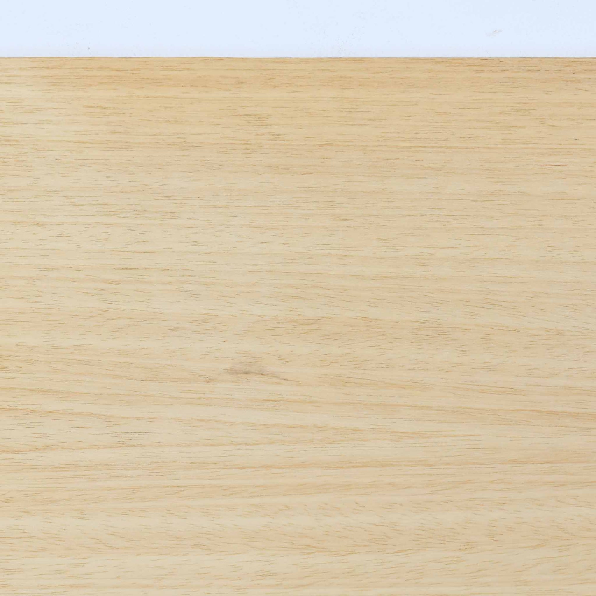 Johannes Andersenがデザインし、C.F.C. Silkeborgが製作した幅200cmのサイドボードです。チーク材の豊かな木目を活かした滑らかな曲面フレームと、横へ流れるように開閉する蛇腹扉が印象的で、端正さの中に軽やかなリズムを生み出します。中央の4段引き出しと両側の収納スペースにより高い収納力を備え、内部の棚板は可動式で実用性も良好。すらりと伸びる脚部が全体に洗練された印象を与え、空間に北欧ビンテージならではの気品と存在感をもたらします。