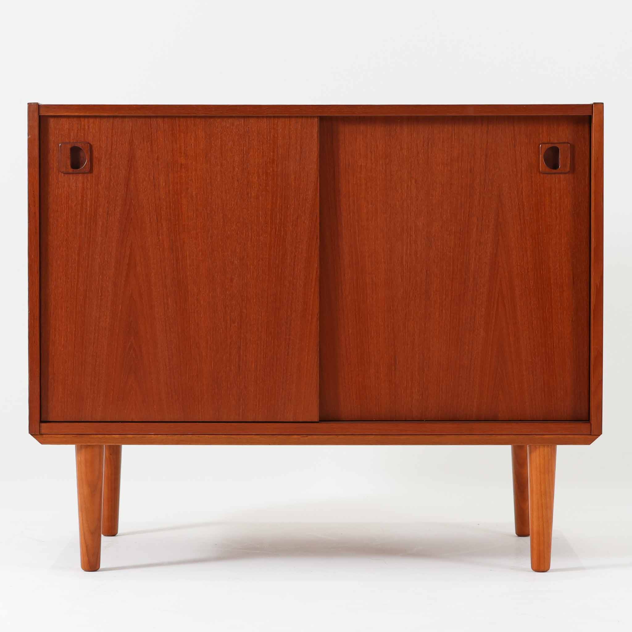 古家具ビンテージ品◾️オーク材突板 引き出し5杯 整理棚 収納棚 木製キャビネット 北欧ビンテージ家具ボード・キャビネット | 収納とデザインが融合した