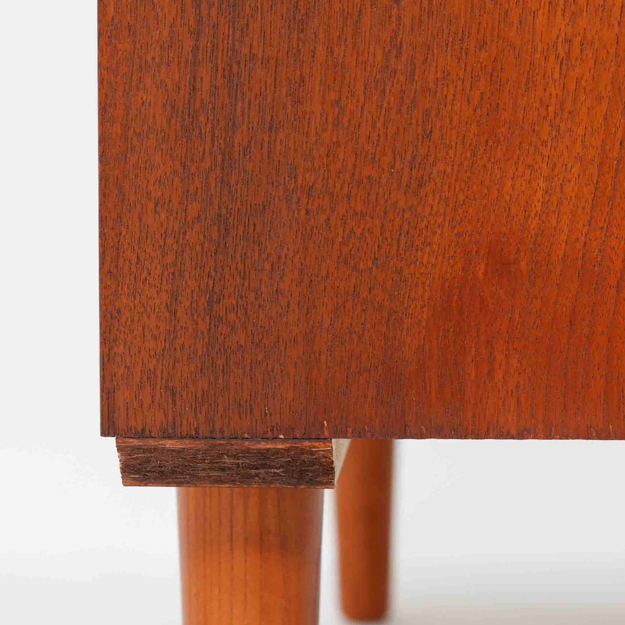 チーク材とビーチ材を組み合わせた北欧ビンテージのローボードで、直線的で端正なフォルムの中に素材の表情が美しく表れた一台です。引き戸仕様の前面は空間をすっきりと見せ、コンパクトなサイズ感ながら内部は左右に分かれた収納構造で、オーディオ機器や書類、小物類まで整理しやすい設計です。脚付き構造による軽やかな佇まいと、経年によって深みを増した木肌の風合いが、当時の丁寧なつくりとビンテージならではの存在感を感じさせ、リビングや書斎、寝室の収納家具として幅広く活躍します。