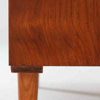 チーク材とビーチ材を組み合わせた北欧ビンテージのローボードで、直線的で端正なフォルムの中に素材の表情が美しく表れた一台です。引き戸仕様の前面は空間をすっきりと見せ、コンパクトなサイズ感ながら内部は左右に分かれた収納構造で、オーディオ機器や書類、小物類まで整理しやすい設計です。脚付き構造による軽やかな佇まいと、経年によって深みを増した木肌の風合いが、当時の丁寧なつくりとビンテージならではの存在感を感じさせ、リビングや書斎、寝室の収納家具として幅広く活躍します。