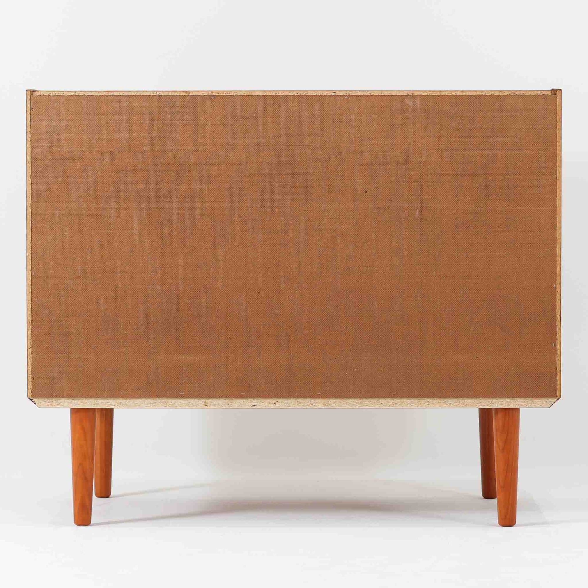 チーク材とビーチ材を組み合わせた北欧ビンテージのローボードで、直線的で端正なフォルムの中に素材の表情が美しく表れた一台です。引き戸仕様の前面は空間をすっきりと見せ、コンパクトなサイズ感ながら内部は左右に分かれた収納構造で、オーディオ機器や書類、小物類まで整理しやすい設計です。脚付き構造による軽やかな佇まいと、経年によって深みを増した木肌の風合いが、当時の丁寧なつくりとビンテージならではの存在感を感じさせ、リビングや書斎、寝室の収納家具として幅広く活躍します。