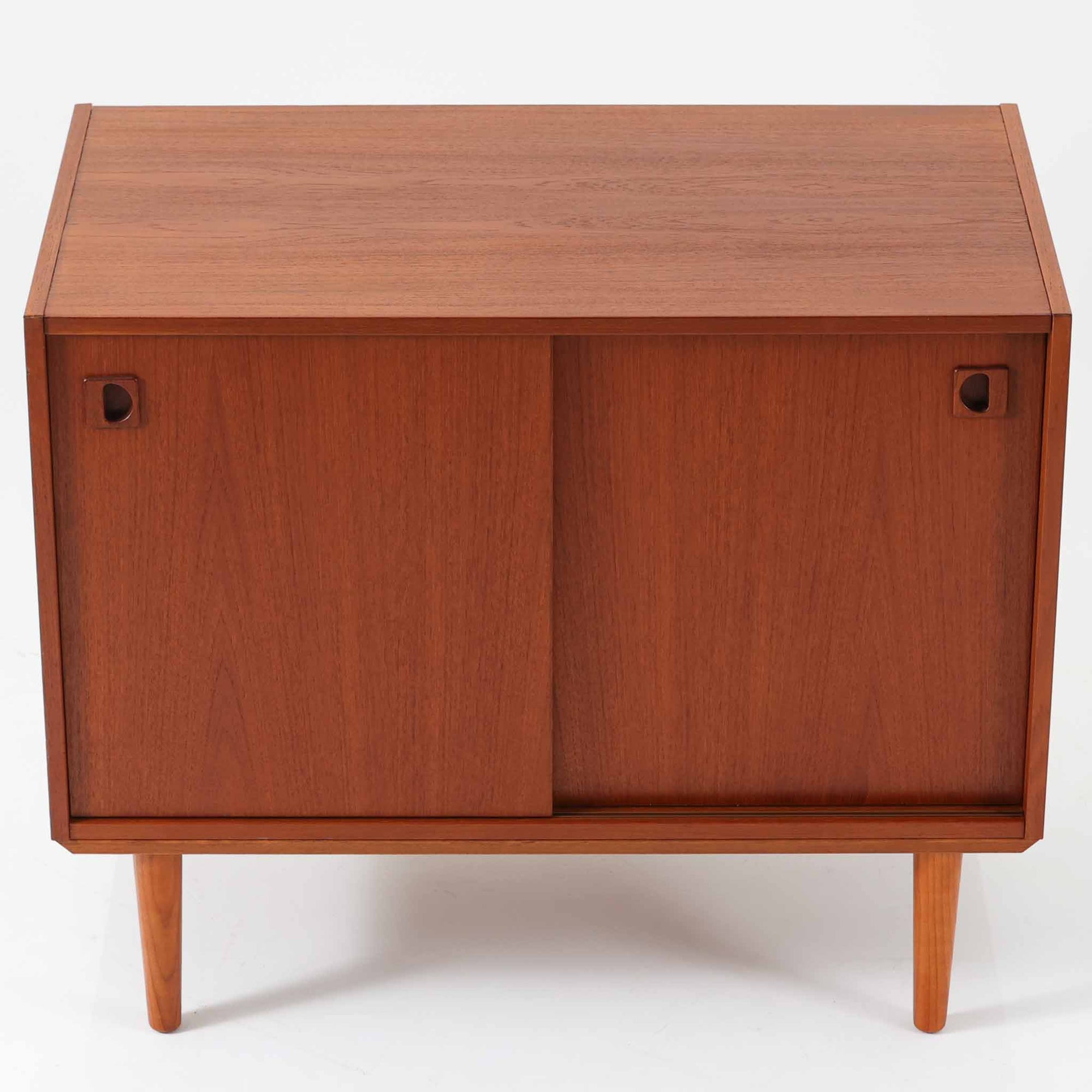 チーク材とビーチ材を組み合わせた北欧ビンテージのローボードで、直線的で端正なフォルムの中に素材の表情が美しく表れた一台です。引き戸仕様の前面は空間をすっきりと見せ、コンパクトなサイズ感ながら内部は左右に分かれた収納構造で、オーディオ機器や書類、小物類まで整理しやすい設計です。脚付き構造による軽やかな佇まいと、経年によって深みを増した木肌の風合いが、当時の丁寧なつくりとビンテージならではの存在感を感じさせ、リビングや書斎、寝室の収納家具として幅広く活躍します。