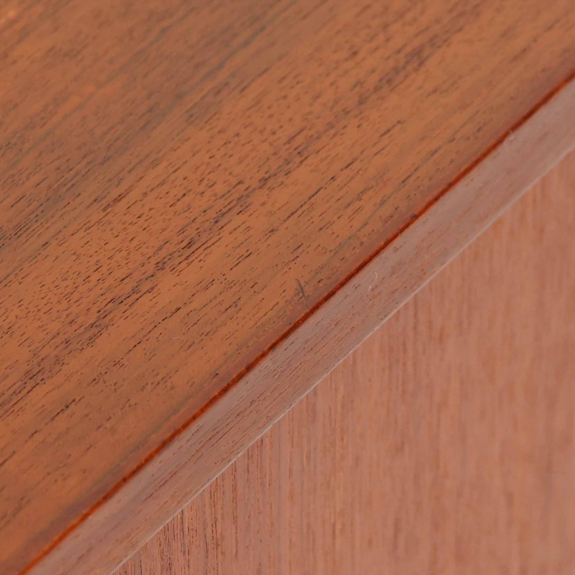 チーク材とビーチ材を組み合わせた北欧ビンテージのローボードで、直線的で端正なフォルムの中に素材の表情が美しく表れた一台です。引き戸仕様の前面は空間をすっきりと見せ、コンパクトなサイズ感ながら内部は左右に分かれた収納構造で、オーディオ機器や書類、小物類まで整理しやすい設計です。脚付き構造による軽やかな佇まいと、経年によって深みを増した木肌の風合いが、当時の丁寧なつくりとビンテージならではの存在感を感じさせ、リビングや書斎、寝室の収納家具として幅広く活躍します。