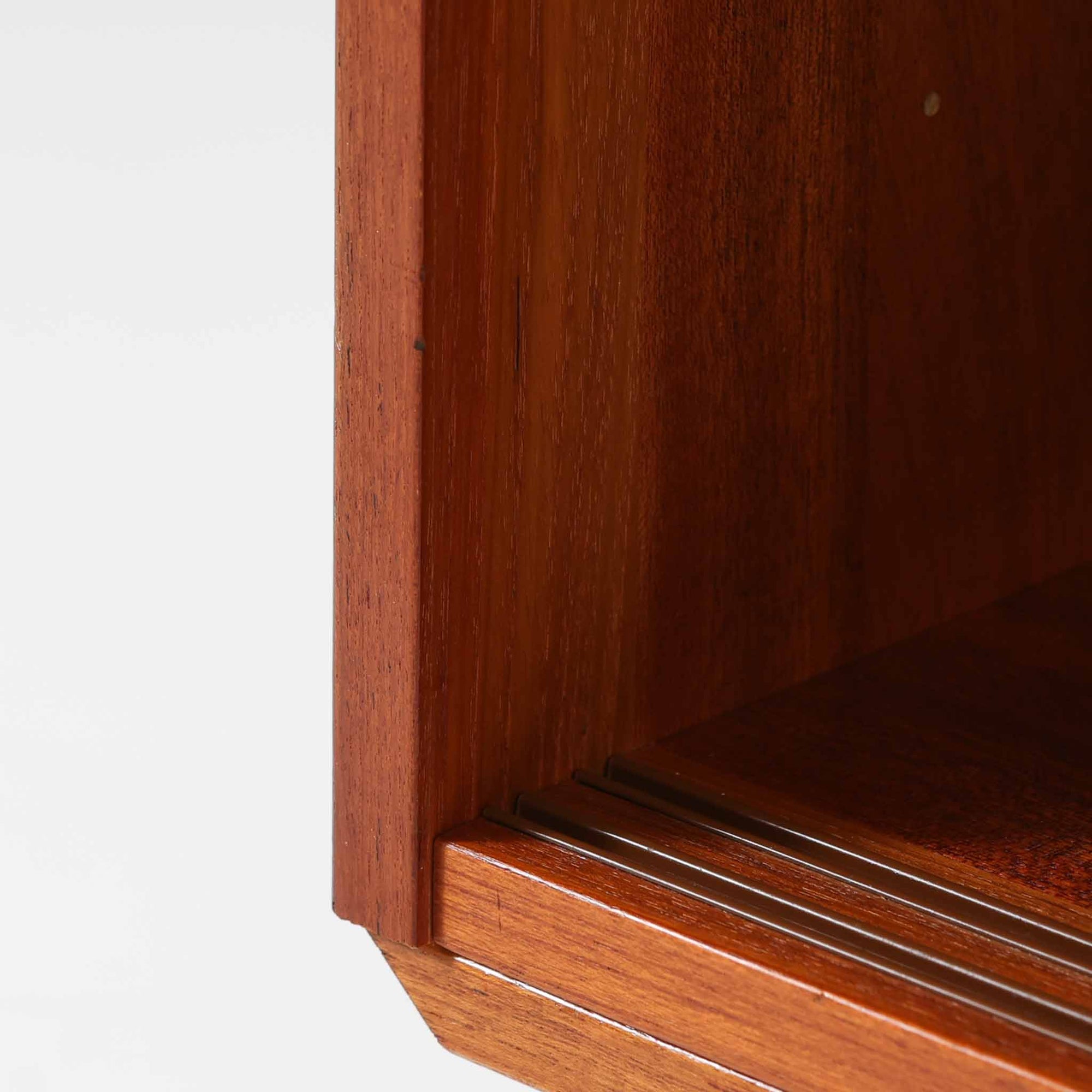 チーク材とビーチ材を組み合わせた北欧ビンテージのローボードで、直線的で端正なフォルムの中に素材の表情が美しく表れた一台です。引き戸仕様の前面は空間をすっきりと見せ、コンパクトなサイズ感ながら内部は左右に分かれた収納構造で、オーディオ機器や書類、小物類まで整理しやすい設計です。脚付き構造による軽やかな佇まいと、経年によって深みを増した木肌の風合いが、当時の丁寧なつくりとビンテージならではの存在感を感じさせ、リビングや書斎、寝室の収納家具として幅広く活躍します。