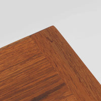 レナート・ベンダーがデザインし、Ulferts Mobler社により製作されたCoronaキャビネットは、小ぶりなサイズ感と端正な佇まいが魅力の北欧ビンテージ家具です。チーク材の美しい木目を活かしたシンプルな箱型構造に、脚部の控えめな意匠が軽やかさを添えています。取っ手部分には異素材となるローズウッドが用いられており、チーク材とのコントラストがさりげないアクセントとして全体の表情を引き締めています。内部は使いやすい収納空間を備え、食器や書類、小物類の整理に適しており、リビングや書斎、玄関周りなど幅広いシーンで活躍します。年月を経て深みを増した素材感と、丁寧な作りが感じられる一台です。