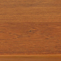 レナート・ベンダーがデザインし、Ulferts Mobler社により製作されたCoronaキャビネットは、小ぶりなサイズ感と端正な佇まいが魅力の北欧ビンテージ家具です。チーク材の美しい木目を活かしたシンプルな箱型構造に、脚部の控えめな意匠が軽やかさを添えています。取っ手部分には異素材となるローズウッドが用いられており、チーク材とのコントラストがさりげないアクセントとして全体の表情を引き締めています。内部は使いやすい収納空間を備え、食器や書類、小物類の整理に適しており、リビングや書斎、玄関周りなど幅広いシーンで活躍します。年月を経て深みを増した素材感と、丁寧な作りが感じられる一台です。