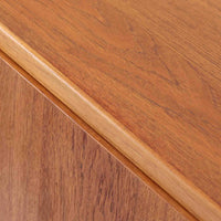 レナート・ベンダーがデザインし、Ulferts Mobler社により製作されたCoronaキャビネットは、小ぶりなサイズ感と端正な佇まいが魅力の北欧ビンテージ家具です。チーク材の美しい木目を活かしたシンプルな箱型構造に、脚部の控えめな意匠が軽やかさを添えています。取っ手部分には異素材となるローズウッドが用いられており、チーク材とのコントラストがさりげないアクセントとして全体の表情を引き締めています。内部は使いやすい収納空間を備え、食器や書類、小物類の整理に適しており、リビングや書斎、玄関周りなど幅広いシーンで活躍します。年月を経て深みを増した素材感と、丁寧な作りが感じられる一台です。