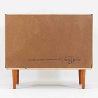 スウェーデン製ボードです。チーク材の温かみある木目を活かしたシンプルな箱型フォルムに、小ぶりな取っ手が愛らしいアクセントとなっています。引き戸仕様のため開閉スペースを取らず、内部には棚板を備え実用性も良好。幅88cmのコンパクトなサイズ感で、リビングや玄関、寝室など様々な空間に取り入れやすい一台です。経年により深みを増した木肌が北欧ビンテージならではの落ち着いた存在感を演出します。