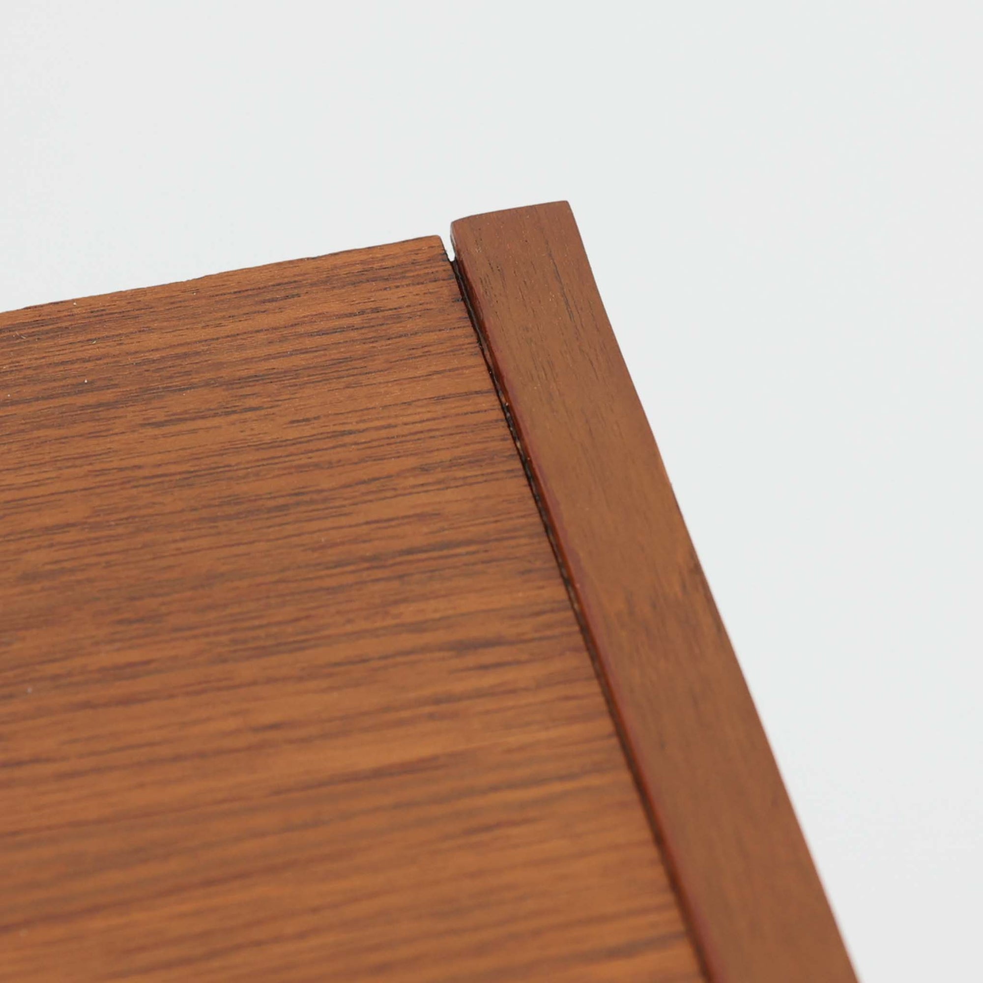 スウェーデン製ボードです。チーク材の温かみある木目を活かしたシンプルな箱型フォルムに、小ぶりな取っ手が愛らしいアクセントとなっています。引き戸仕様のため開閉スペースを取らず、内部には棚板を備え実用性も良好。幅88cmのコンパクトなサイズ感で、リビングや玄関、寝室など様々な空間に取り入れやすい一台です。経年により深みを増した木肌が北欧ビンテージならではの落ち着いた存在感を演出します。