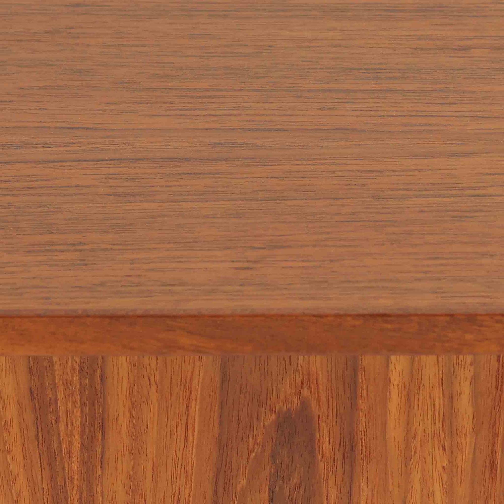 スウェーデン製ボードです。チーク材の温かみある木目を活かしたシンプルな箱型フォルムに、小ぶりな取っ手が愛らしいアクセントとなっています。引き戸仕様のため開閉スペースを取らず、内部には棚板を備え実用性も良好。幅88cmのコンパクトなサイズ感で、リビングや玄関、寝室など様々な空間に取り入れやすい一台です。経年により深みを増した木肌が北欧ビンテージならではの落ち着いた存在感を演出します。