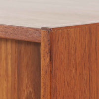 スウェーデン製ボードです。チーク材の温かみある木目を活かしたシンプルな箱型フォルムに、小ぶりな取っ手が愛らしいアクセントとなっています。引き戸仕様のため開閉スペースを取らず、内部には棚板を備え実用性も良好。幅88cmのコンパクトなサイズ感で、リビングや玄関、寝室など様々な空間に取り入れやすい一台です。経年により深みを増した木肌が北欧ビンテージならではの落ち着いた存在感を演出します。