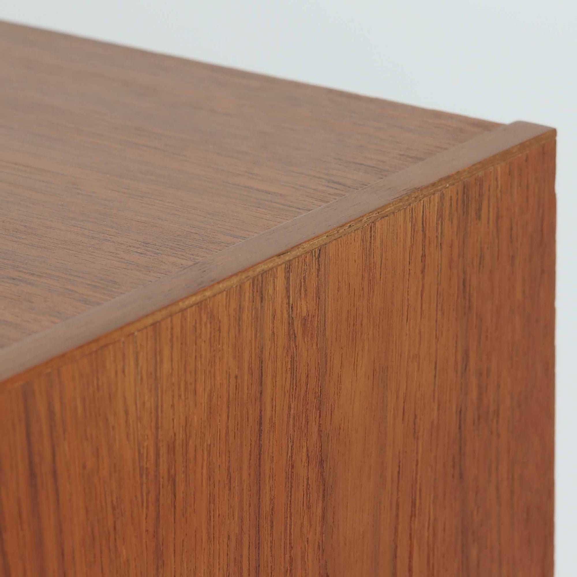 スウェーデン製ボードです。チーク材の温かみある木目を活かしたシンプルな箱型フォルムに、小ぶりな取っ手が愛らしいアクセントとなっています。引き戸仕様のため開閉スペースを取らず、内部には棚板を備え実用性も良好。幅88cmのコンパクトなサイズ感で、リビングや玄関、寝室など様々な空間に取り入れやすい一台です。経年により深みを増した木肌が北欧ビンテージならではの落ち着いた存在感を演出します。