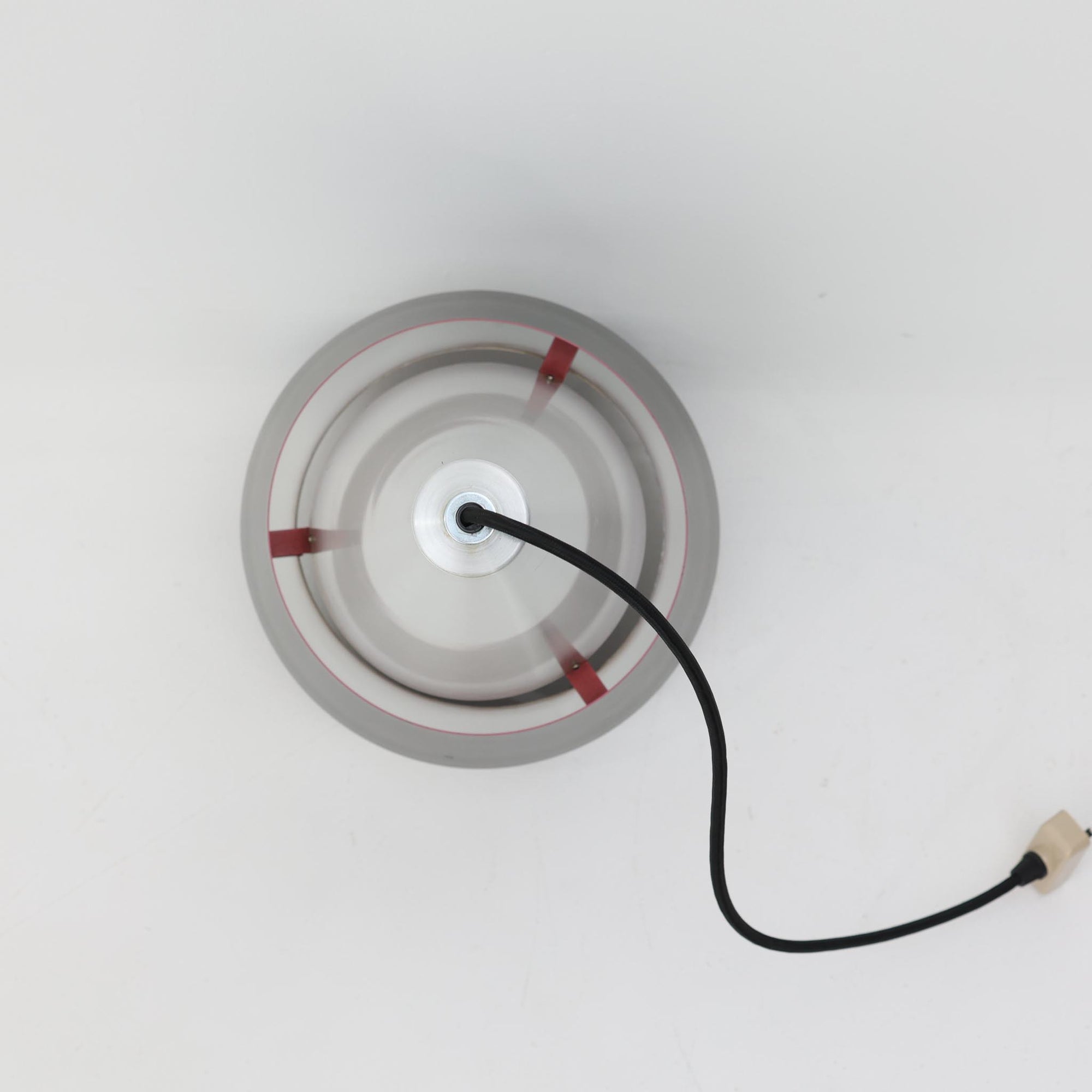 Jo HammerborgがFog &amp; Morupのために手掛けた「Corona」は、直径22cmとコンパクトながら全高45cmと縦にしっかりとした存在感を持つアルミ×スチール製ペンダントライトで、上下に伸びる円錐形フォルムと中央のブラックバンドが彫刻的な印象を与える北欧ビンテージ品です。光源を囲む二重構造によって眩しさを抑えつつ下方向へ明かりを集中的に落とす設計となっており、ダイニングやカウンター上での1灯使用はもちろん、複数灯を並べても空間にリズムを生み出します。経年で深まった素材の風合いがハーマボーらしいモダンな佇まいを際立たせ、空間のアクセントとしても十分な存在感を発揮します。