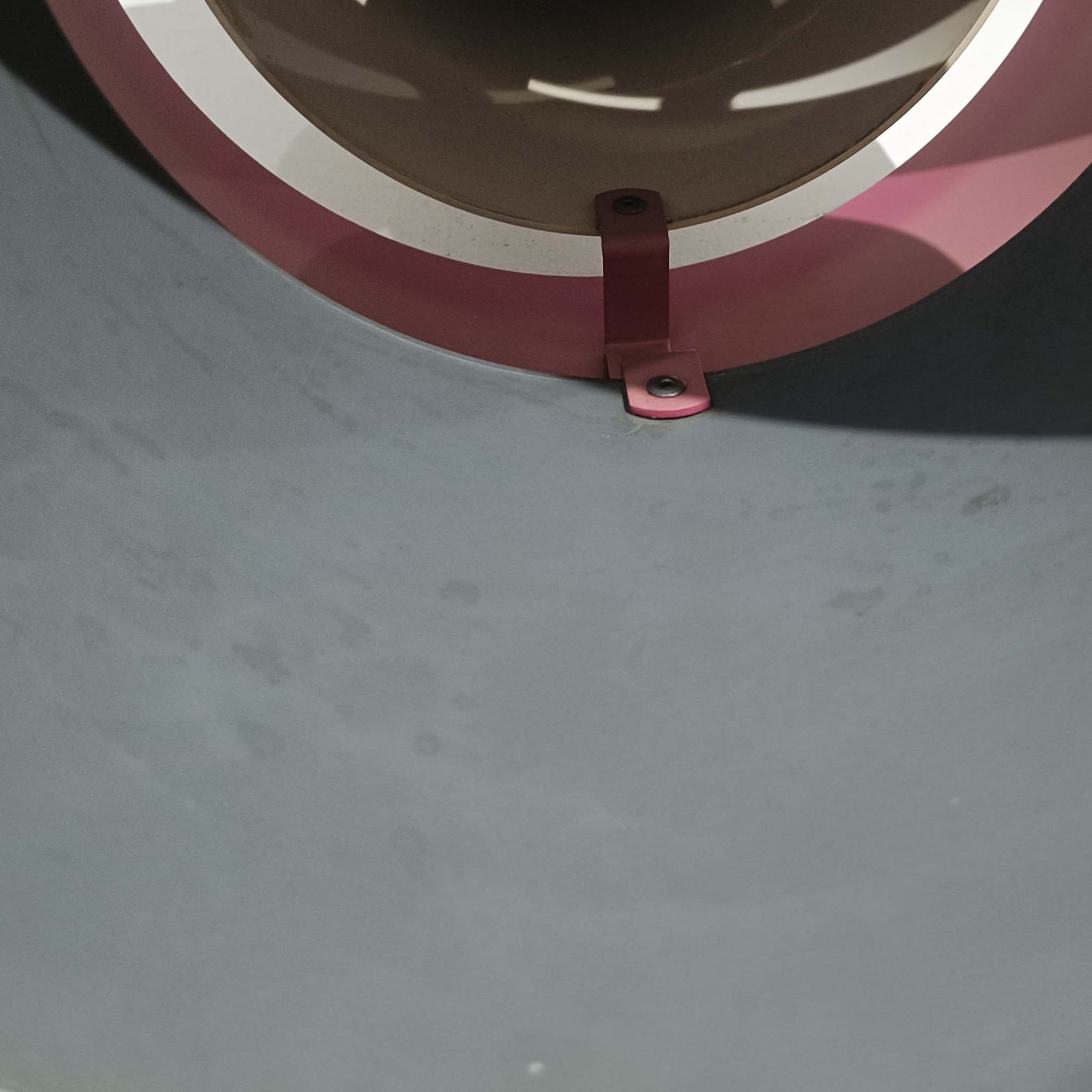 Jo HammerborgがFog &amp; Morupのために手掛けた「Corona」は、直径22cmとコンパクトながら全高45cmと縦にしっかりとした存在感を持つアルミ×スチール製ペンダントライトで、上下に伸びる円錐形フォルムと中央のブラックバンドが彫刻的な印象を与える北欧ビンテージ品です。光源を囲む二重構造によって眩しさを抑えつつ下方向へ明かりを集中的に落とす設計となっており、ダイニングやカウンター上での1灯使用はもちろん、複数灯を並べても空間にリズムを生み出します。経年で深まった素材の風合いがハーマボーらしいモダンな佇まいを際立たせ、空間のアクセントとしても十分な存在感を発揮します。