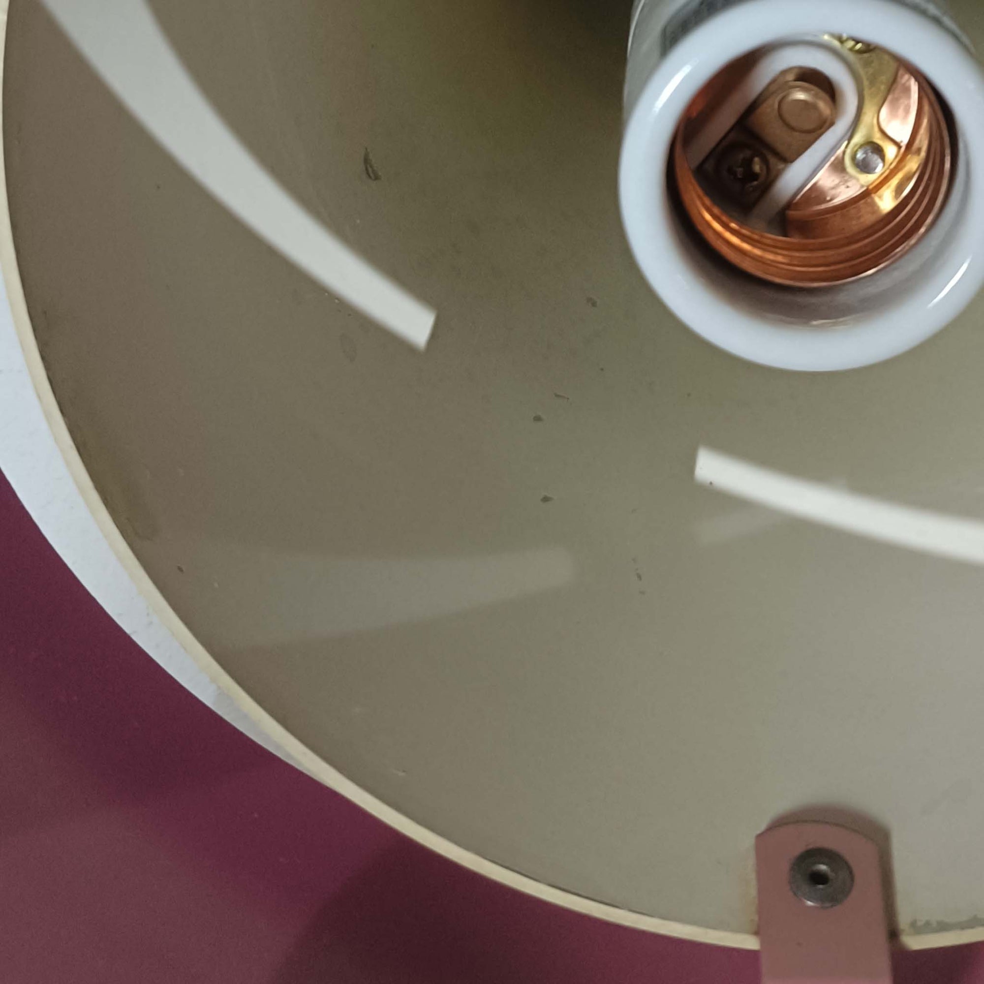 Jo HammerborgがFog &amp; Morupのために手掛けた「Corona」は、直径22cmとコンパクトながら全高45cmと縦にしっかりとした存在感を持つアルミ×スチール製ペンダントライトで、上下に伸びる円錐形フォルムと中央のブラックバンドが彫刻的な印象を与える北欧ビンテージ品です。光源を囲む二重構造によって眩しさを抑えつつ下方向へ明かりを集中的に落とす設計となっており、ダイニングやカウンター上での1灯使用はもちろん、複数灯を並べても空間にリズムを生み出します。経年で深まった素材の風合いがハーマボーらしいモダンな佇まいを際立たせ、空間のアクセントとしても十分な存在感を発揮します。