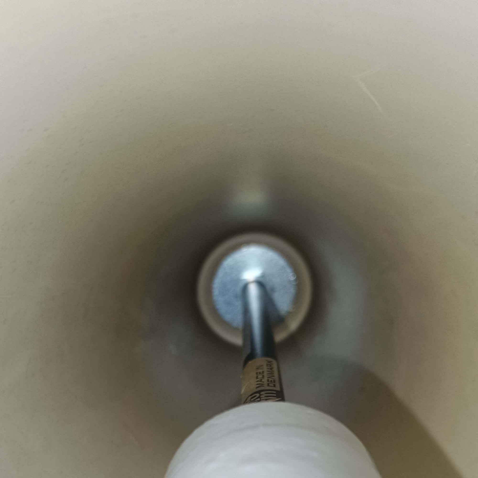 Jo HammerborgがFog &amp; Morupのために手掛けた「Corona」は、直径22cmとコンパクトながら全高45cmと縦にしっかりとした存在感を持つアルミ×スチール製ペンダントライトで、上下に伸びる円錐形フォルムと中央のブラックバンドが彫刻的な印象を与える北欧ビンテージ品です。光源を囲む二重構造によって眩しさを抑えつつ下方向へ明かりを集中的に落とす設計となっており、ダイニングやカウンター上での1灯使用はもちろん、複数灯を並べても空間にリズムを生み出します。経年で深まった素材の風合いがハーマボーらしいモダンな佇まいを際立たせ、空間のアクセントとしても十分な存在感を発揮します。