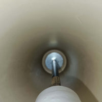 Jo HammerborgがFog & Morupのために手掛けた「Corona」は、直径22cmとコンパクトながら全高45cmと縦にしっかりとした存在感を持つアルミ×スチール製ペンダントライトで、上下に伸びる円錐形フォルムと中央のブラックバンドが彫刻的な印象を与える北欧ビンテージ品です。光源を囲む二重構造によって眩しさを抑えつつ下方向へ明かりを集中的に落とす設計となっており、ダイニングやカウンター上での1灯使用はもちろん、複数灯を並べても空間にリズムを生み出します。経年で深まった素材の風合いがハーマボーらしいモダンな佇まいを際立たせ、空間のアクセントとしても十分な存在感を発揮します。