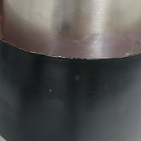 Jo HammerborgがFog & Morupのために手掛けた「Corona」は、直径22cmとコンパクトながら全高45cmと縦にしっかりとした存在感を持つアルミ×スチール製ペンダントライトで、上下に伸びる円錐形フォルムと中央のブラックバンドが彫刻的な印象を与える北欧ビンテージ品です。光源を囲む二重構造によって眩しさを抑えつつ下方向へ明かりを集中的に落とす設計となっており、ダイニングやカウンター上での1灯使用はもちろん、複数灯を並べても空間にリズムを生み出します。経年で深まった素材の風合いがハーマボーらしいモダンな佇まいを際立たせ、空間のアクセントとしても十分な存在感を発揮します。